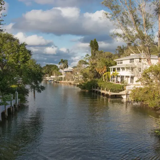 Vibe: Quiet, residential, and full of mature trees and greenery.
Average Home Price: ~$586,000
Special Features: Homes with water access, neighborhood parks, and dog-friendly vibe.
Proximity: Close to I-95, downtown, and the Broward Center for Performing Arts.
Historical Fact: One of Fort Lauderdale’s oldest neighborhoods, its first plats date back to 1911. It’s named for its prime location between forks of the New River.