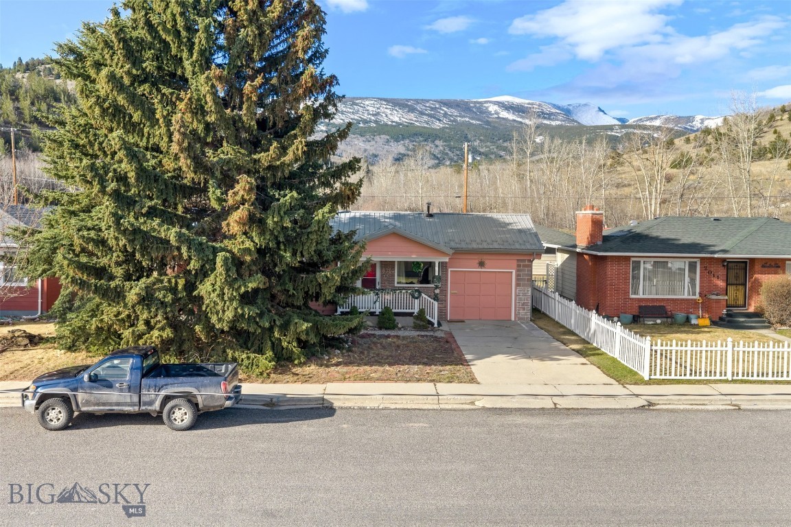 Looking for that perfect home? This is it! Excellent location for privacy and tranquility yet close to all services! Walk out your backyard and instantly in some of the best walking trails in the area!! Views are breathtaking!! Fenced back yard for your pets. This well taken care of home will not last long at this price!!