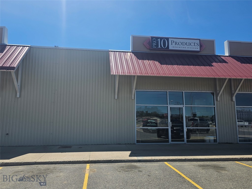 Prime 1,700 SF retail space available on Main Street in Belgrade, Montana. Located within an established multi-tenant retail center with strong visibility, convenient access, and steady daily traffic. Surrounded by complementary businesses and positioned in one of Montana's fastest-growing communities. Ideal opportunity for retail, office, service, or investment users seeking a well-located space in a proven commercial corridor. 2025 vehicle count was 7,719. Perfect for a cell phone retailer, Fed-ex store, or Great Clips, Salon. Contact the listing agent for more details.