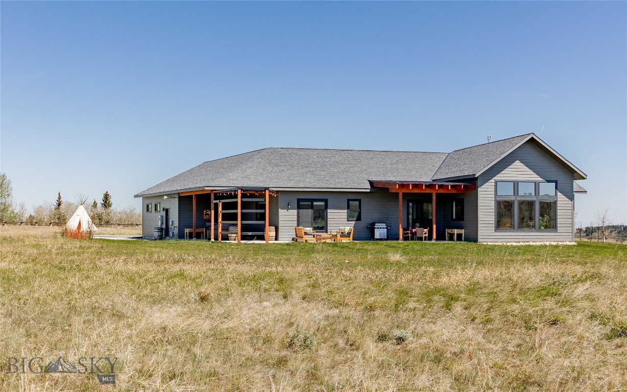 Incredible 360° views surround this 3/2.5 home on nearly 3 acres.  Perfect blend of privacy with easy access to both town and the great outdoors.  3000sq ft of living space on one level ideal for entertaining indoors with great space to enjoy views under the new south side pergola or in the oversized Jacuzzi hot tub.  Cherry Hardwood floors, open concept kitchen w/ Wolf appliances, generous master wardrobe/walk in closet, dog wash, spacious laundry and large 3 car garage.