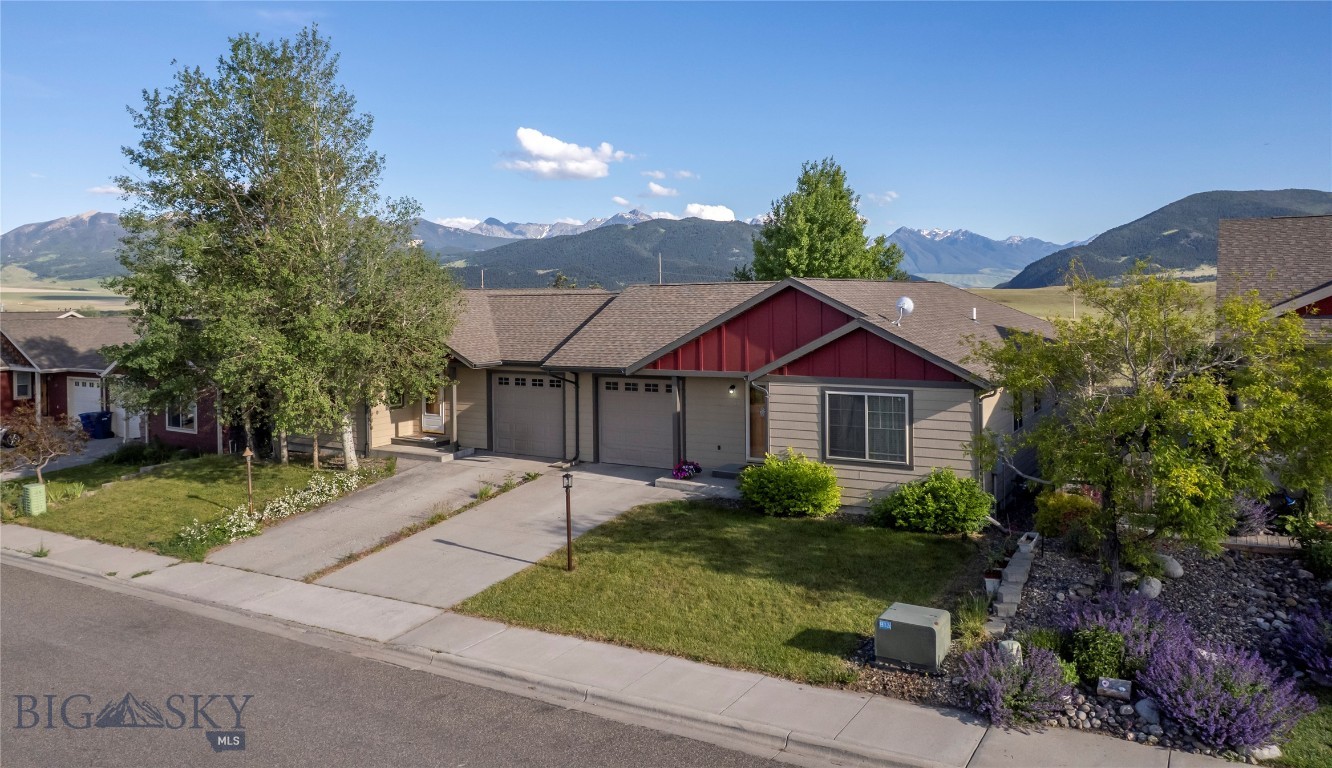 This is it - so come get it!  A very well positioned townhome (great views and privacy) that is well maintained with 3 bedrooms, 2 baths, and is a single level.  An easy to enjoy home that has been lightly used by owner since 2009 and built in 2006.