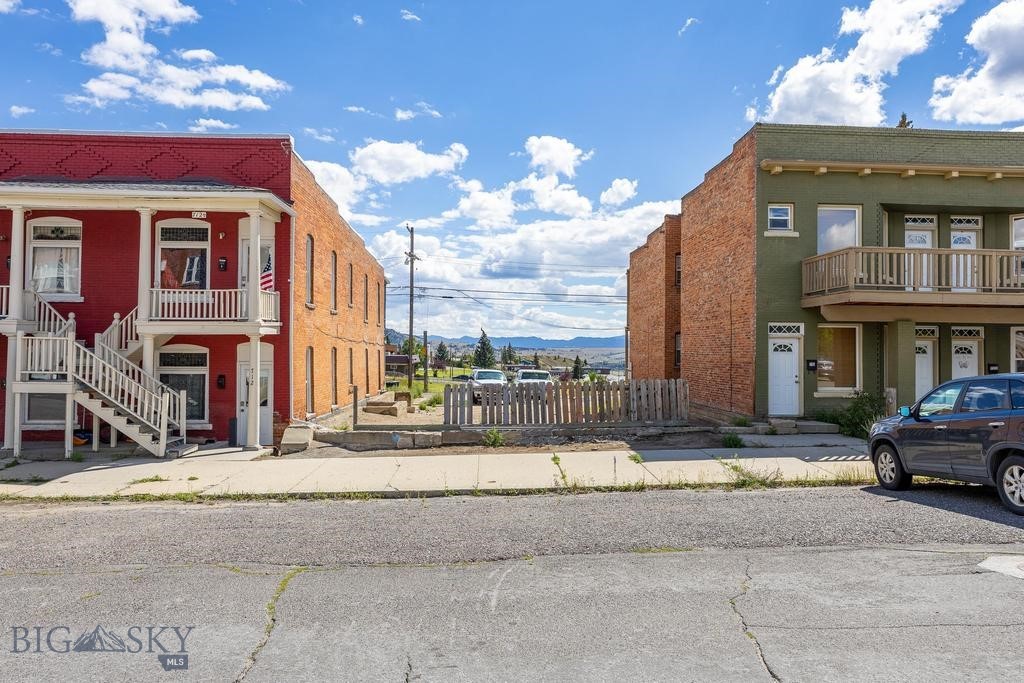 Vacant lot in uptown Butte neighborhood. Short walk from St James Healthcare (now Intermountain Healthcare). Area is zoned for multifamily. This lot is ready for development for single family to fourplex.  
This lot sits on Galena St in the 700 block between two fourplex buildings. It is buildable and near sewer, water & electric.