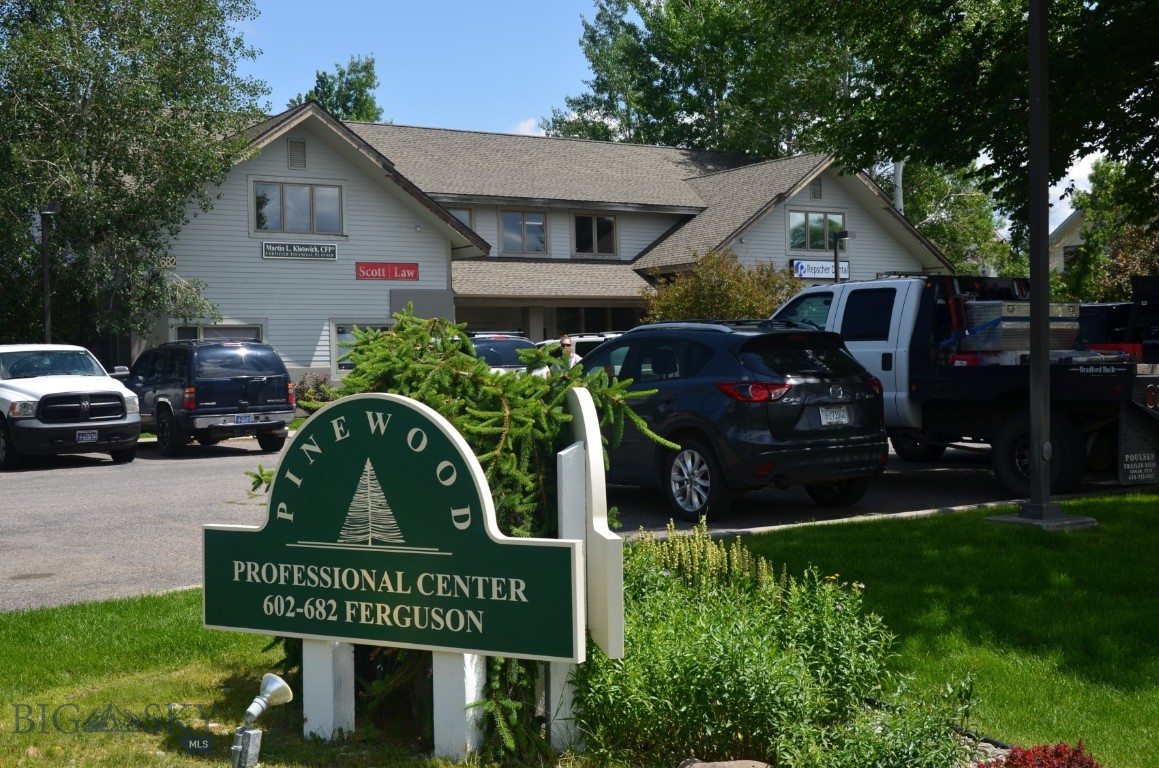 Prime Opportunity to Rent a 1,273 square foot commercial office condo in Pinewood Professional Center. On South Ferguson is in a premier
commercial area with close proximity to The Market at Ferguson Farms and the Ridge Athletic Center. This well-maintained unit offers a versat
layout with three private offices, large reception area and a convenient kitchen/storage areas. 3 very large storage closets Perfect for small
businesses or professional services Located in a thriving commercial hub with easy access to amenities and major routes, this property is an
excellent choice for your business.