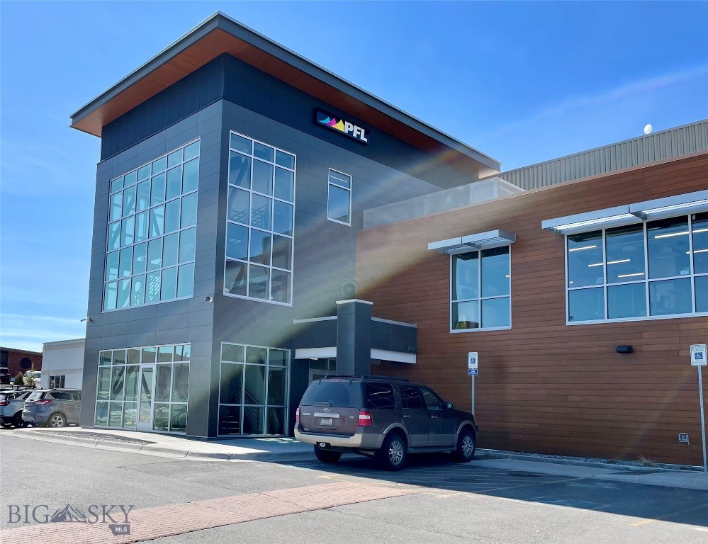 Highly efficient, move-in ready office suite located at the signalized intersection of East Main & Highland Blvd—one of Bozeman’s most accessible commercial corridors.
The space features a bright, open work area with extensive glass lines, two private offices, conference room, and full kitchenette. Ideal for teams seeking a collaborative environment with minimal buildout required.
Located directly above Town & Country with abundant on-site parking and immediate access to I-90, this location offers convenience for both employees and clients.