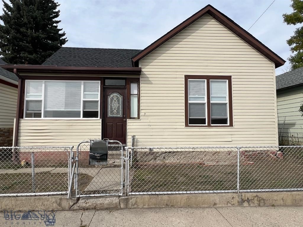 Recently renovated 2 bedroom, 1 bathroom house.  Renovations include to the electrical, plumbing and heating systems, along with floors, roof, and windows.
(House is currently occupied by tenants, the marketing pictures were taken prior to tenant occupancy.)