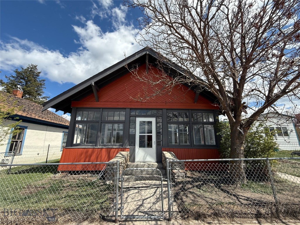 This charming 3-bedroom, 1.5-bath home in Deer Lodge offers comfortable living with several tasteful updates throughout, including brand new appliances. Featuring a functional layout, spacious yard, and plenty of potential to make it your own, this home is a great opportunity for first-time buyers, investors, or anyone looking for small-town Montana living. Conveniently located near schools, parks, and local amenities.