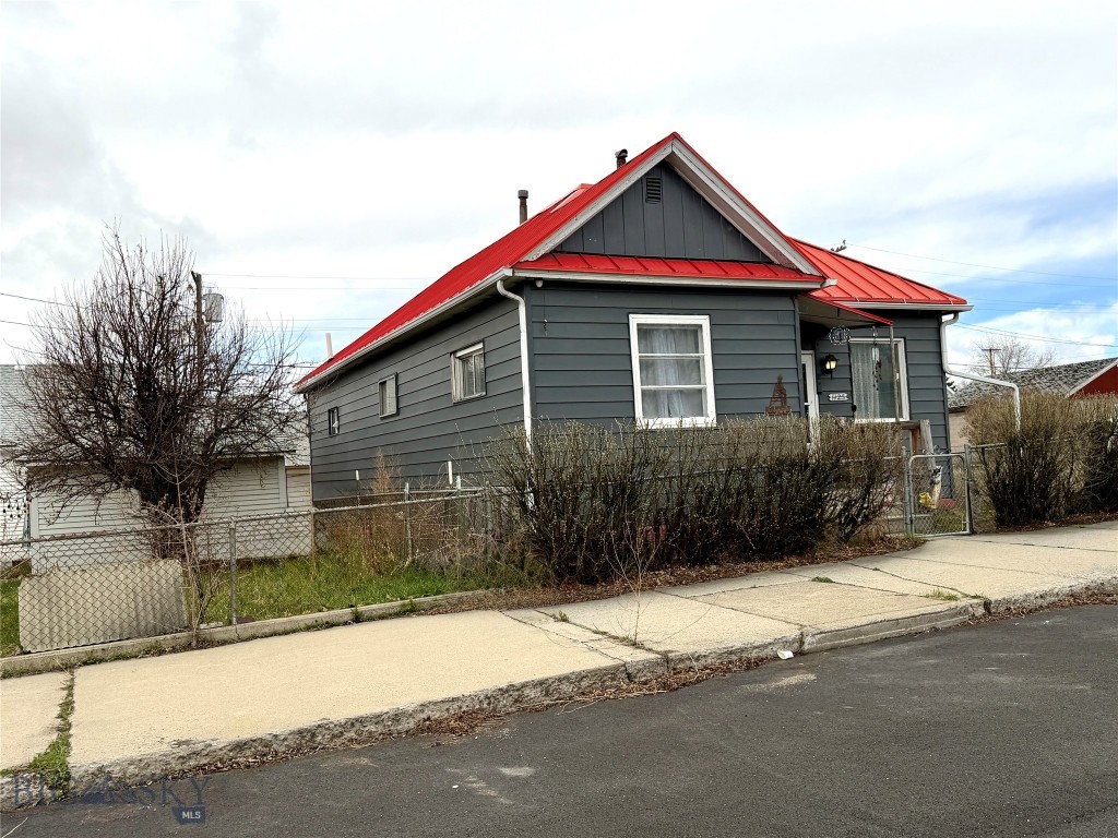 Located at 1125 Iowa Ave in Butte, MT, this charming 2-bedroom, 1-bath home offers comfortable one-level living with a fully fenced yard. Inside, you’ll find a spacious living area featuring a bay window and durable vinyl plank flooring. Recent updates include a freshly painted exterior and a new garage door, adding to the home’s appeal and functionality.