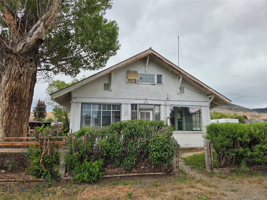 This property offers space, flexibility, and the chance to create something special. Featuring three bedrooms, one bathroom, two garages, and a utility shed, the home is ready for renovation. Whether you're looking for a project or searching for a property with room for customization, this one delivers. With some work, it could shine again.