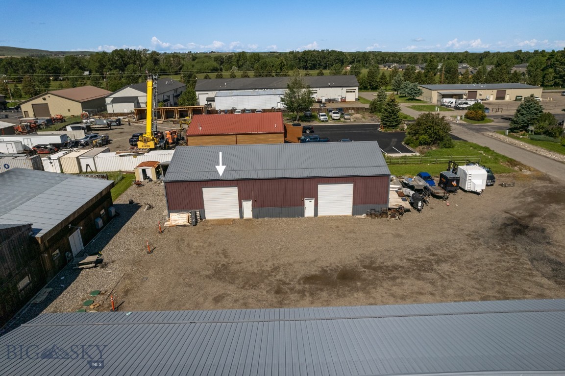 1500 square foot warehouse unit available for lease in Four Corners. Unit is equipped with one 14' overhead garage door, large open shop
space, one restroom. $2,350 per month, gross lease.