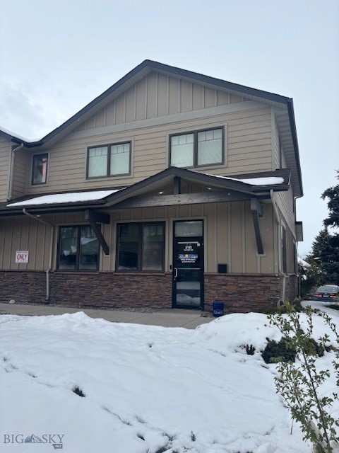Conveniently located 1 block West of N 19th Avenue, next to the Holiday gas station. This unit borders open space, with nice, treed privacy from N 20th Ave, and windows on 3 sides. The well thought out floorplan contains a spacious reception area, 4 private offices, kitchenette, and bathroom. Available immediately.