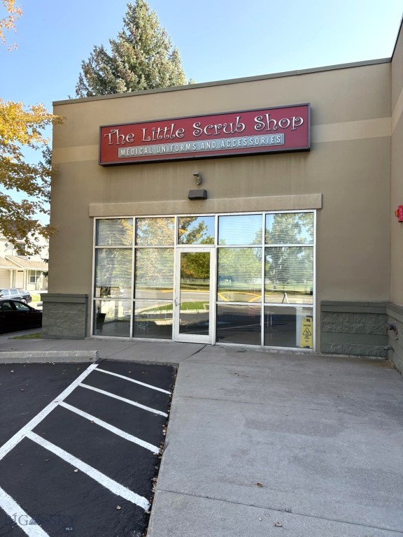 Prime 1,245 SF suite available in one of Missoula’s busiest commercial corridors. Located beside Sherwin-Williams, the space features a bright, open layout with two dressing rooms, a storage area, and restroom. With excellent visibility, daily traffic counts of 27,640, prominent signage, and ample on-site parking, this location is ideal for retail, office, medical or service-oriented businesses seeking strong exposure and convenient access in a thriving trade area.