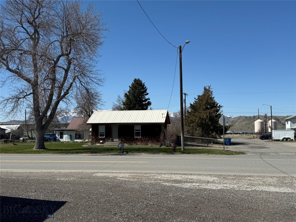 Main image without alt text