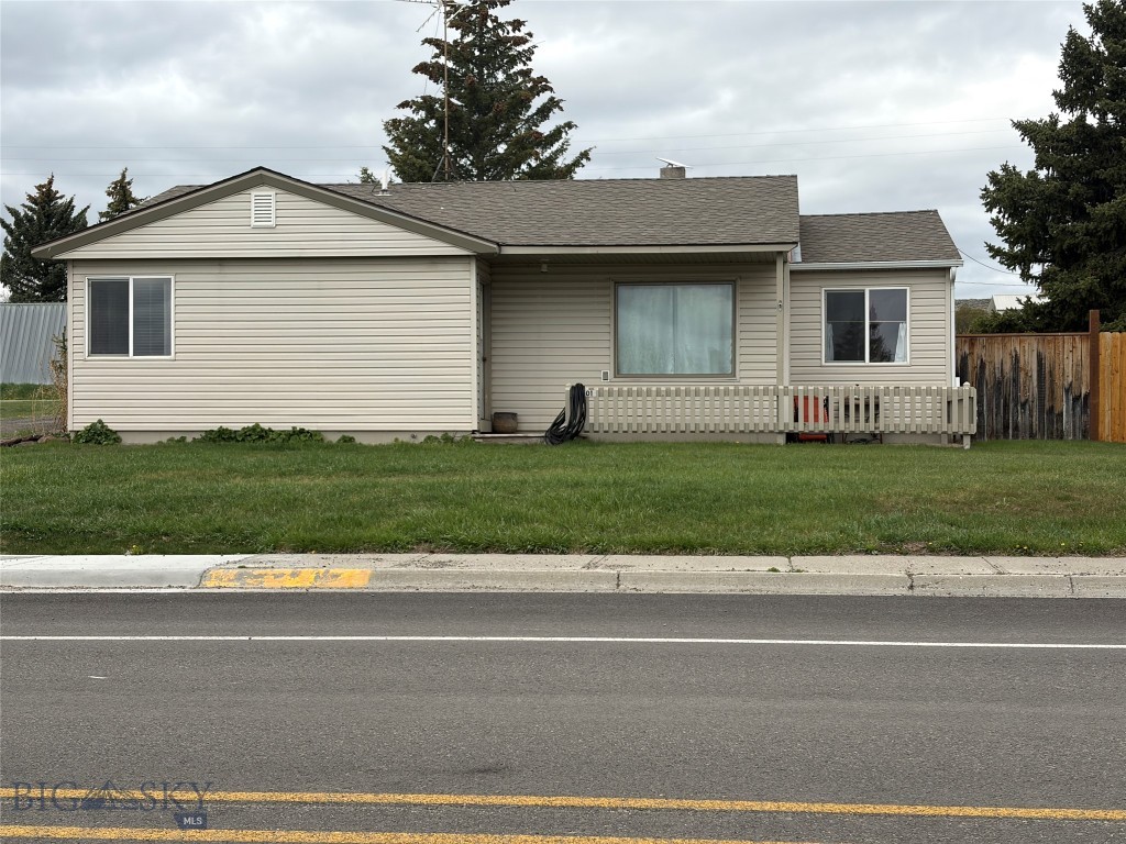 Well maintained 2 bed 1 bath  single level home on a .207 acre fenced lot with great views of the Crazy Mountains.
The open floor plan features a spacious kitchen, dinning area and living room filled with abundant natural light.  Enjoy easy access to hunting, fishing, and outdoor recreation, all while being just 45-50 minutes from Bozeman.