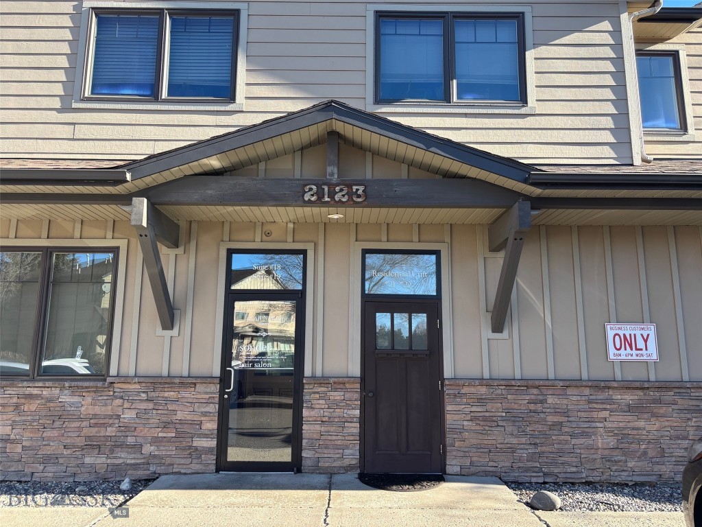 GREAT INVESTMENT OR 1031 EXCHANGE PROPERTY with long-term tennant in place.  EASY TO OWN!!! Currently managed by Platinum Property Managemant Company. Lease expires October 31,2027.
2026 rent amount: $1350/mo 
2027 $1400/mo
