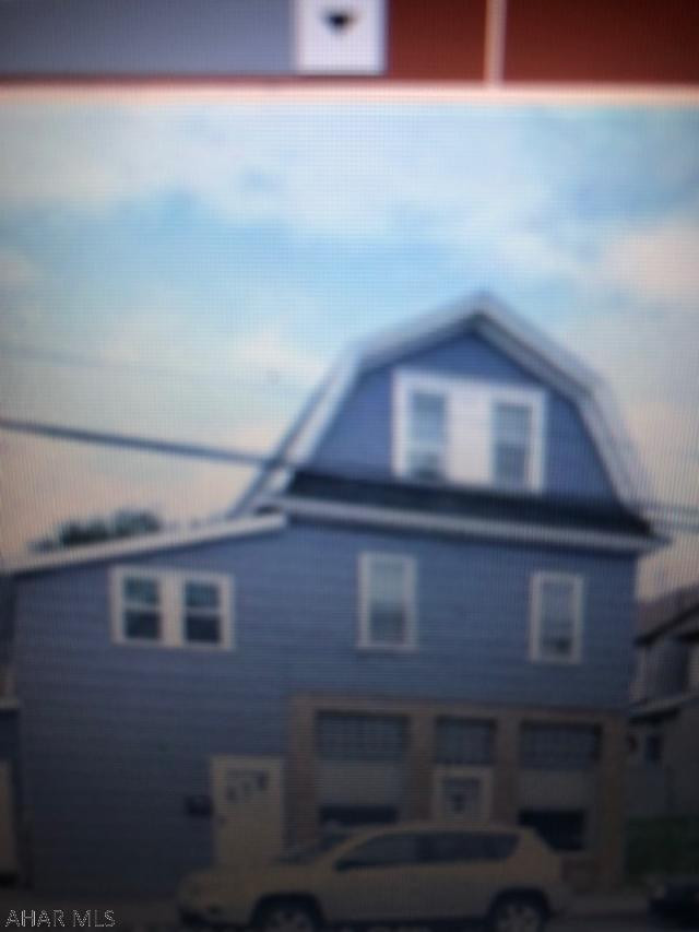 Well maintained duplex.  Good Rental history.  Student approved.