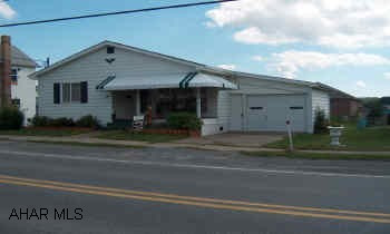 Super nice starter home or downsizing. 2BR, 1full bath, Livingroom, Eat-in kitchen with 1 car garage Super nice starter home or downsizing. 2BR, 1full bath, Livingroom, Eat-in kitchen with 1 car garage