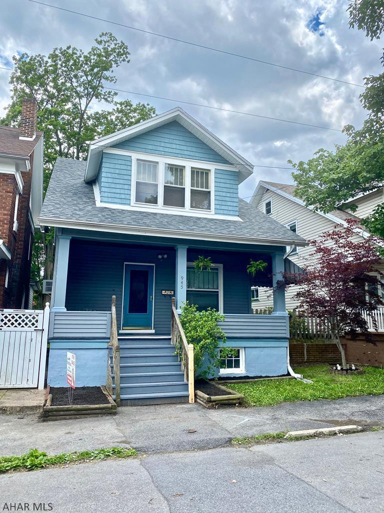 FINALLY... The one you have been waiting for! Just get packed and move right in this 3 bedroom home in Ebner School area. So cute and cozy with some new paint, a brand new roof, covered patio, fenced yard, off street parking, and gorgeous wood floors in the bedrooms. Bedrooms have nice big closets, Kitchen has great built in cabinets and ceramic tile floor. Formal dining room, bedrooms, and bathroom just got a new coat of paint too. Take a look at the pictures and schedule your showing today.