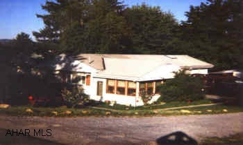 2 BEDROOM RANCH  GREAT LOT 120X153  SECLUDED AREA