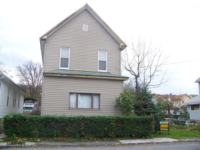 Wonderful starter home. This three bedroom, two bath home is perfect for your family. Carpeting throughout. Newer roof, windows, and vinyl siding. Hollidaysburg Area school district-Foot of Ten Elementary school.