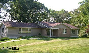 CONTEMP. ONE STORY HOME WITH LARGE GREAT ROOM. FINISHED WALK-OUT LOWER LEVEL.