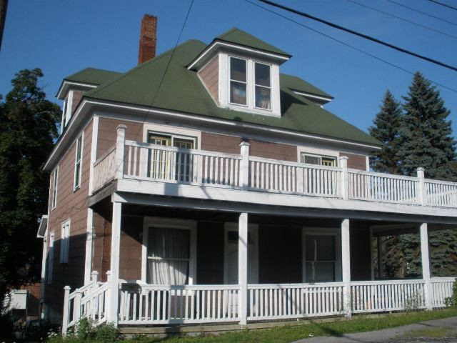 Fannie Mae is offering up to a 3.5% incentive for buyers who purchase and close on a HomePath property by 10/31/2011.  Must request incentive with initial offer, property sale must close on or before 10/31/2011 and buyer must reside in the home as their primary residence - auction, pool and investor sales are excluded.