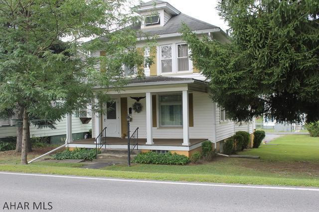 Well maintained 4 bedroom home in the convenient east end area.  Large eat in kitchen, dining room with built in cabinets, family room with built in bookcases and large living room with built in bookcases.  Property situated on a double flat lot and plenty of off street parking!