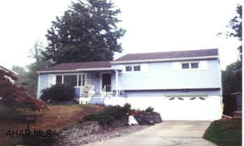 SINGLE STORY.  3 BEDROOMS, FINISHED BASEMENT.MOVE IN CONDITION.