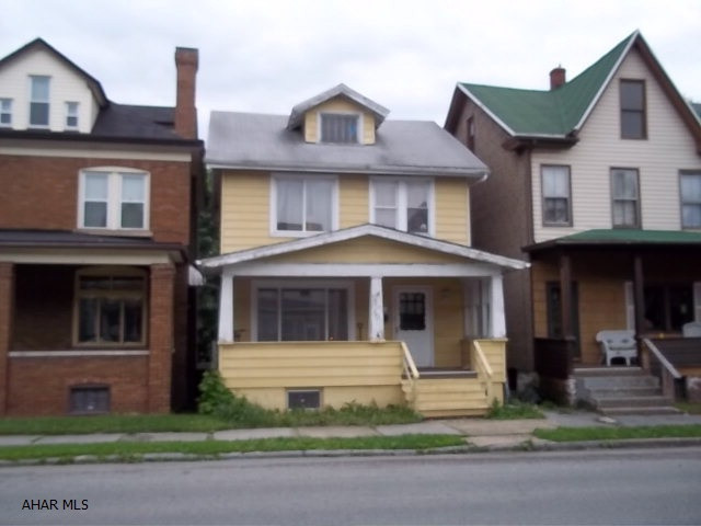 First time home buyer or investor. This 3 bedroom home has nice size rooms with some paint and carpet will make a great first home or rental property. Seller willing to help with closing costs.