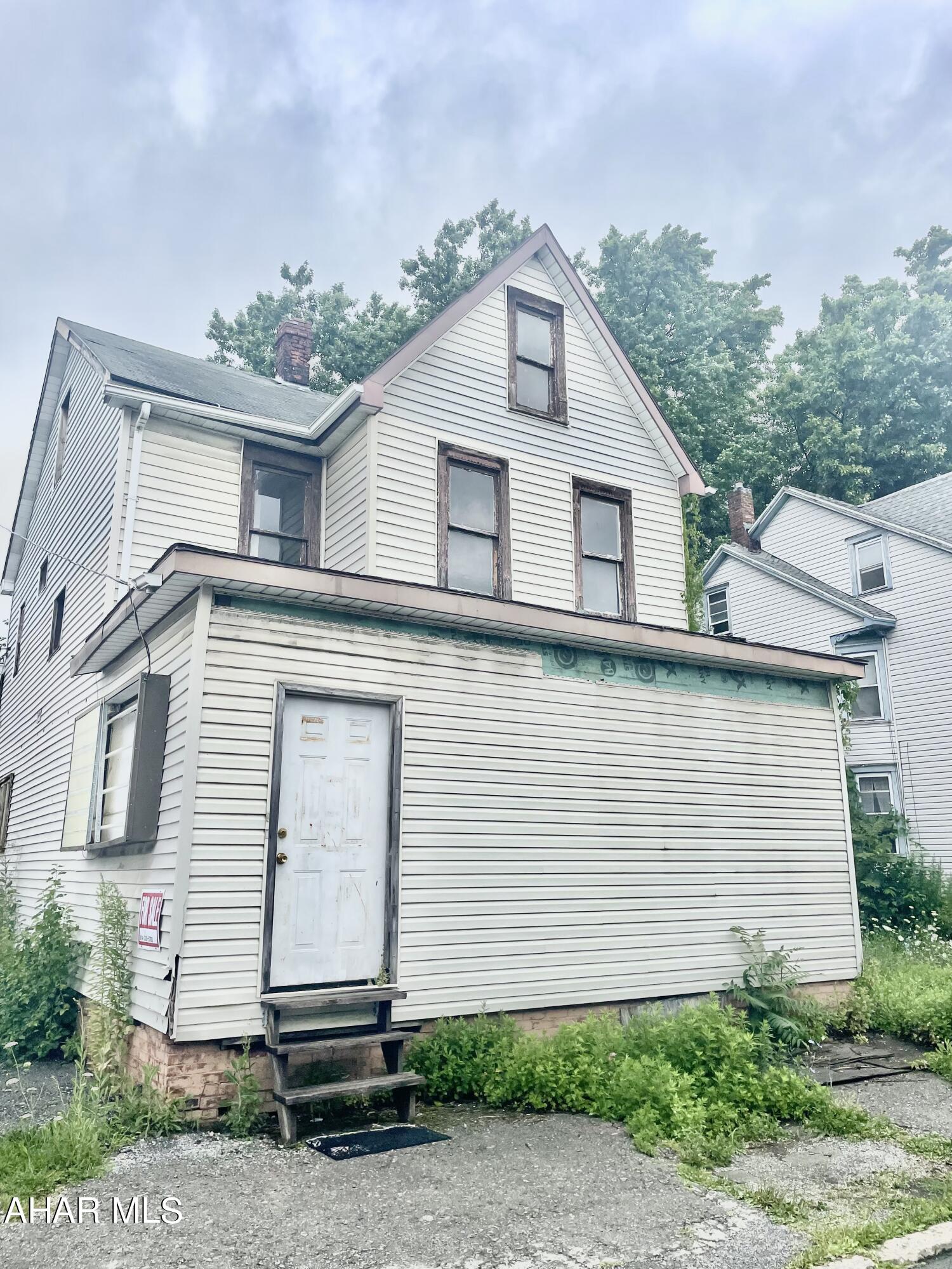 Investment opportunity. As-Is. Investment! Investment! Investment! This property was occupied as a rental, with some improvements it could be build you equity.