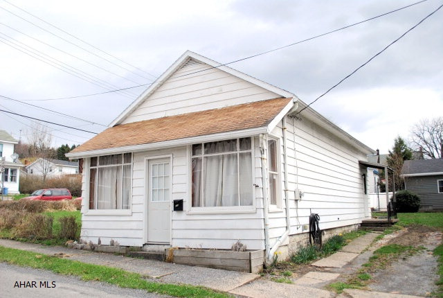 Perfect starter, downsizer, or income producing rental. The price is right!!!