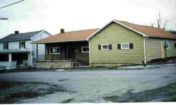 Remodeled- must see! Large great room w/ fireplace, new carpeting, new dishwasher, new range top & oven. Large corner lot. Remodeled- must see! Large great room w/ fireplace, new carpeting, new dishwasher, new range top & oven. Large corner lot.