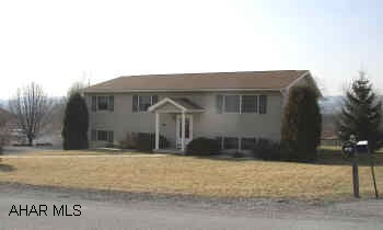 QUIET AREA, LARGE LOT SIZE AND GREAT VIEW. ORIGINAL OWNER, WELL MAINTAINED. ALL APPLIANCES ARE INCLUDED IN SALE. IMMACULATE. MOVE IN CONDITION. DELAYED POSSESSION.