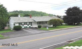 ONE STORY LIVING IN THE BOROUGH OF LILLY. LARGE EAT IN KITCHEN. SPACIOUS BATH. NEWLY CARPETED. SALE PRICE BASED ON RECENT APPRAISAL ONE STORY LIVING IN THE BOROUGH OF LILLY. LARGE EAT IN KITCHEN. SPACIOUS BATH. NEWLY CARPETED. SALE PRICE BASED ON RECENT APPRAISAL.