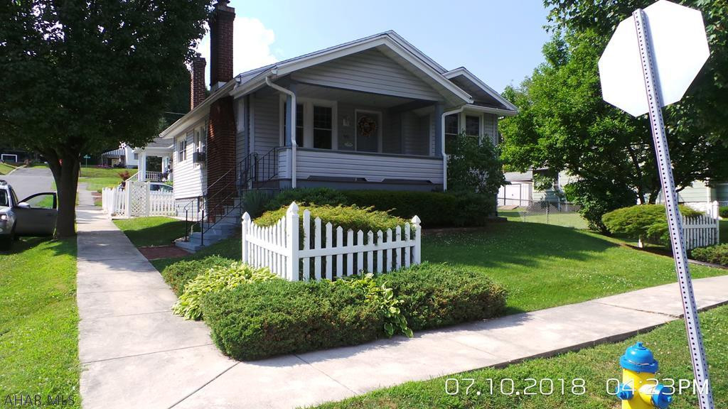 Well maintained and nicely decorated home on corner lot with 1 car garage, fenced yard, newer furnace.  Delayed closing to November.  Seller will remove rear ramp if buyer does not want it. No showings before 11am.