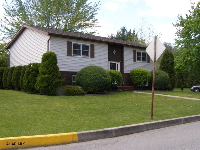 Bi Level in immaculate condition, located across from Duncansville Community Park. Eat in kitchen, plus dining area. Private real deck plus one car garage.