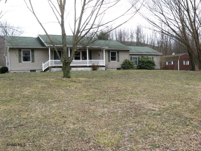 Desirable lower Snake Spring Charmer. Enjoy everything Snake Spring has to offer with this wonderful 3 bedroom home. Incredible views, amazing master suite with large walk-in closet, attached 2-car garage, large covered vinyl patio. Simply delightful modern move-in condition home. Too many features to list, call now to see, this won't last long.