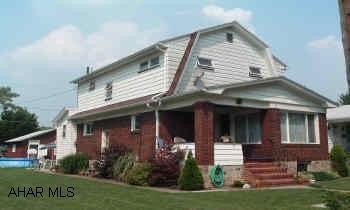 Good Looking 2-story Brick, Terrific Neighborhood & great lot for children. Lovely 2-Story Brick, New Kitchen, Hardwwod Floors, and so much more, side huge lot included.
