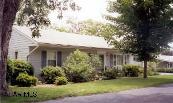 HIGHLAND PARK RANCHER. BRIGHT & SUNNY FIRST FLOOR FAMILY ROOM, SCREENED PATIO, FINISHED BASEMENT, CENTRAL AIR, WALK-IN CEDAR CLOSET. BEAUTIFULLY  LOCATED ON CUL-DE-SAC STREET. HIGHLAND PARK RANCHER. BRIGHT & SUNNY FIRST FLOOR FAMILY ROOM, SCREENED PATIO, FINISHED BASEMENT, CENTRAL AIR, WALK-IN CEDAR CLOSET. BEAUTIFULLY  LOCATED ON CUL-DE-SAC STREET.