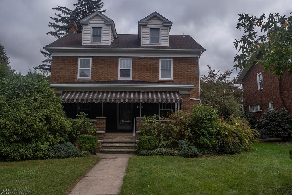 This beautiful home is a must see! Located on a quiet street in the Mansion Park area on a corner lot beside Circle Park. 3 bedrooms (room for a 4th bedroom) and 1.5 bathrooms. Are you dreaming of kitchen cabinet space? The kitchen storage is amazing! Hardwood floors throughout, wood burning fireplace, Walk in closet, lots of storage. Newer kitchen, roof, and hot water tank. Covered front porch and a spacious backyard with a covered back porch.