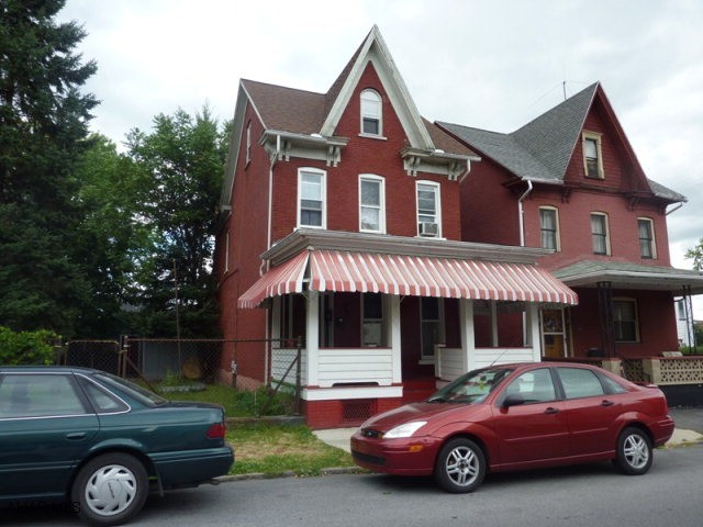 All brick Altoona duplex with long term tenants. All new windows, 2-100 amp panels. Great income with 5 year rate of return.