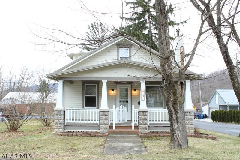 Move in ready. Large corner lot on dead end street. Quiet neighborhood within easy walking distance to downtown Bedford.