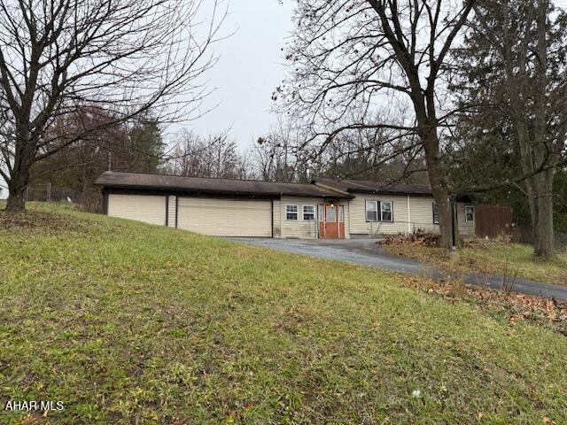 Affordable fixer-upper opportunity on East Hamilton Road in Altoona. This manufactured home sits on a 2 lots and offers solid potential for an investor or DIY buyer. The interior has
two bedrooms and 2 bathrooms and is ready for renovation. Bring your vision for fresh flooring, updated kitchen and bath finishes, and general mechanical improvements. With some thoughtful repairs, this home could make a great rental or affordable primary
residence. Being sold as-is with immediate possession available. Mobile Home title is missing. Title may be retired.