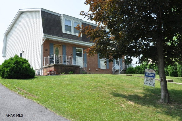 Immaculate 3BR townhouse in Penn Farms.  Master BR and bath, E-I kitchen, open floor plan, rec room in basement, loads of storage and off street parking.