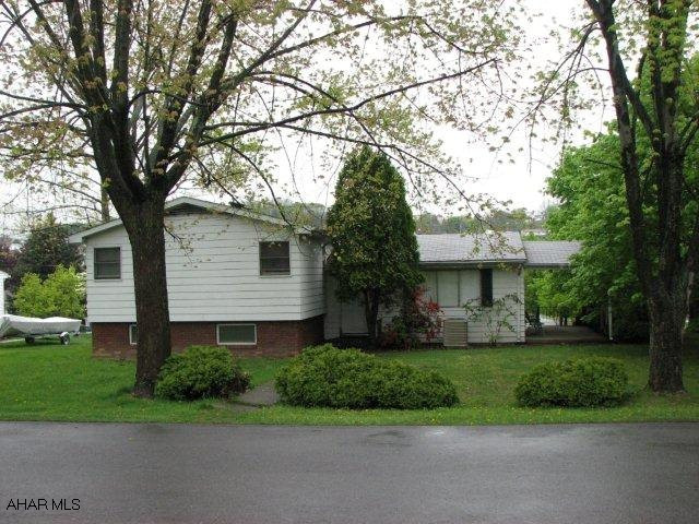Nice 3 bedroom, 2 1/2 bathroom home in a great neighborhood.  Large corner lot.