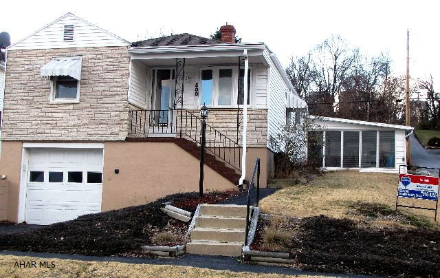 Hugh corner lot 50 x 250, central air, central vac, fireplace, garage, sun room. Large family room 16 x 24, some hardwood floors under carpet. Well maintained and clean! New deck and new wood fence. Great view, convenient location.