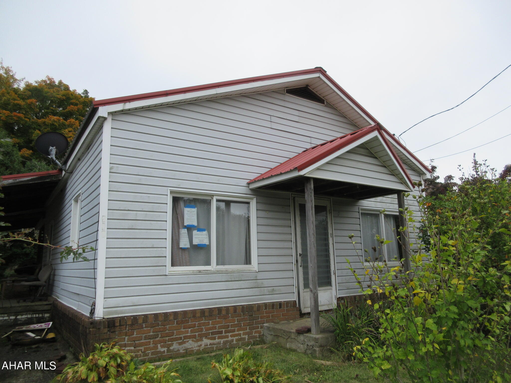 Colver area 1 story home w/ oversized 2 car garage w/ loft. Needs TLC, but loads of possibilities for investors or handypersons. Property being sold to include all personal property and debris on property. AS-IS sale, seller will make no repairs. Buyer responsible for any municipal sewer testing and/or repair escrow.