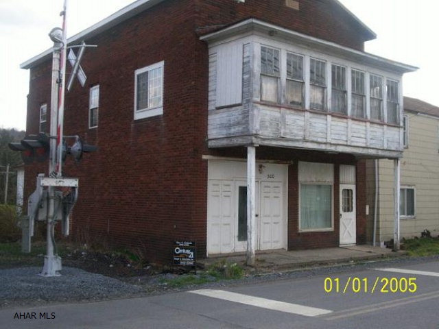 2 story brick building. 1 BR apt on the 1st floor & 1 BR apt on the 2nd floor. Located in Cherry Tree borough