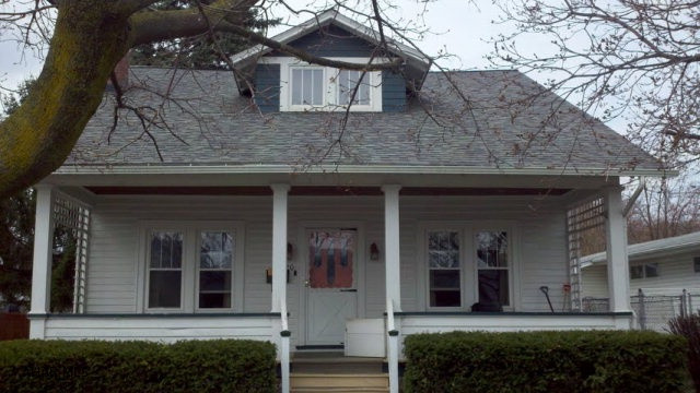 1.5 STORY 4 BEDROOMS 2 FULL BATHS BEAUTIFUL LIVING ROOM WITH FIREPLACE. SUN PORCH PRIVATE BACK YARD. OFF STREET PARKING