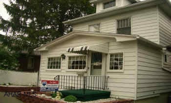 Great feeling house - Open & bright, new carpeting, gas fireplace, 1st floor laundry.  Beautiful pool & deck with large screened porch.  New roof, windows, oak kitchen. Great feeling house - Open & bright, new carpeting, gas fireplace, 1st floor laundry.  Beautiful pool & deck with large screened porch.  New roof, windows, oak kitchen.