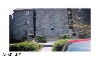 First floor studio - Assoc. Dues of $170 includes trash, cable, exterior maintenance and use of pools, tennis courts, and jacuzzi. First floor studio - Assoc. Dues of $170 includes trash, cable, exterior maintenance and use of pools, tennis courts, and jacuzzi.